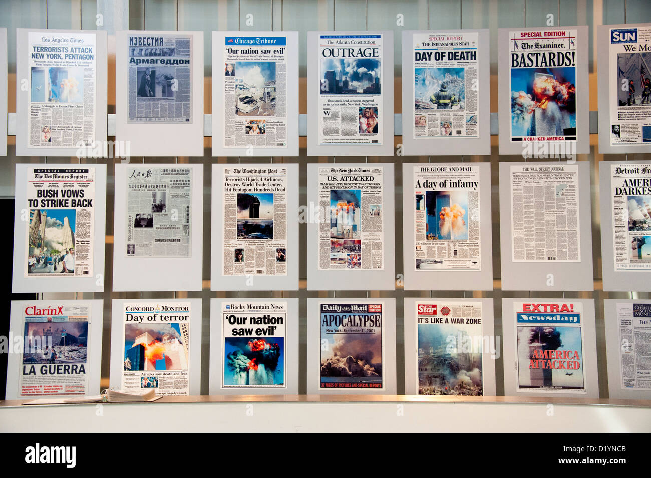 Front-pagine di giornali di tutto il mondo che descrive l'attacco terroristico di 9/11 2001 nel Newseum di Washington DC USA Foto Stock