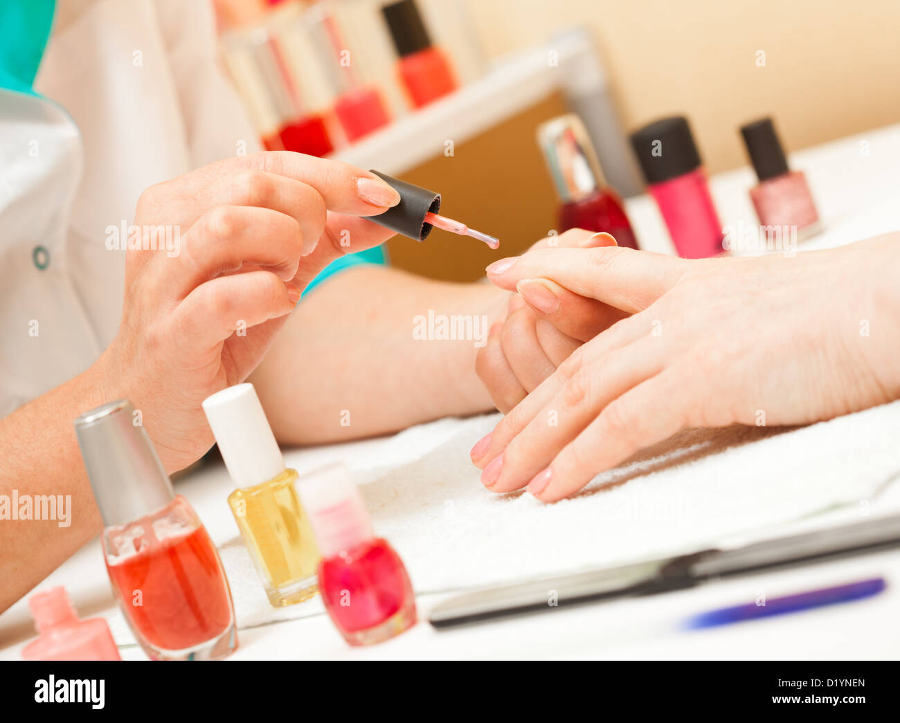 Manicure. Cura delle dita delle mani, pulizia, coprendo una vernice di chiodi. Foto Stock