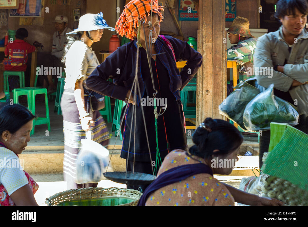 Myanmar, Stato Shan, persone locali nel mercato di strada del lago Inla. Foto Stock