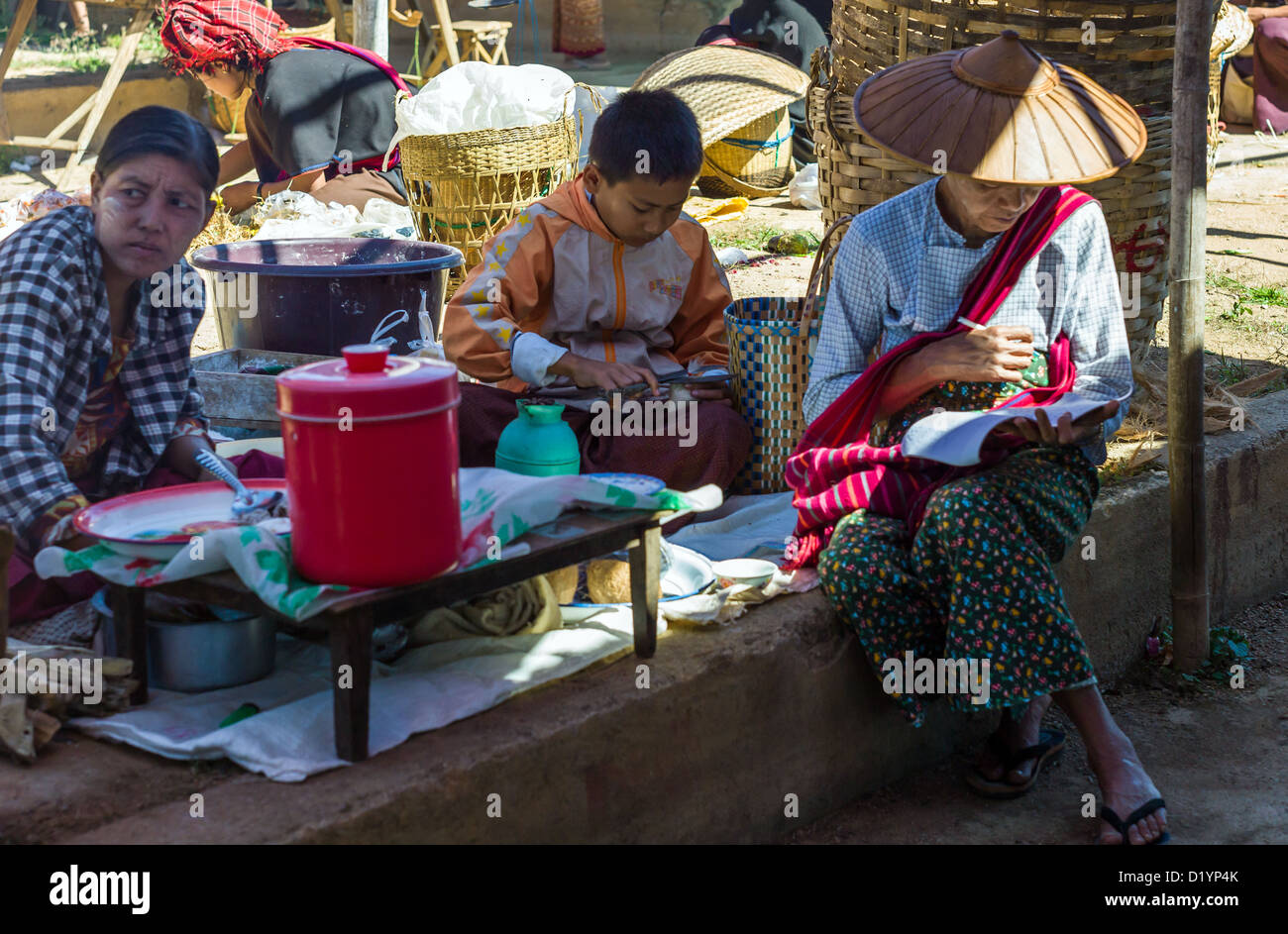 Myanmar, Stato Shan, persone locali nel mercato di strada del lago Inla. Foto Stock