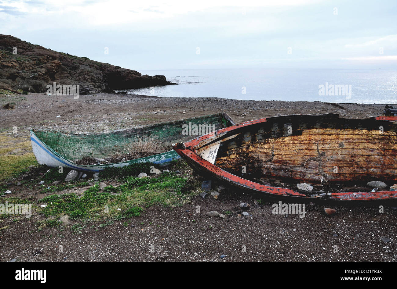 Vecchie barche sulla spiaggia a Cabo de gata, Los Escullos, Almeria, Spagna Foto Stock