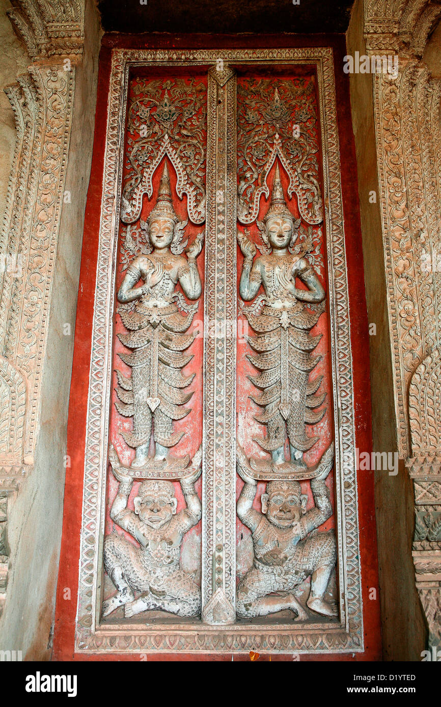 Una porta scolpito a Haw Pha Kaew, Vientiane, Laos, in Indocina. Foto Stock