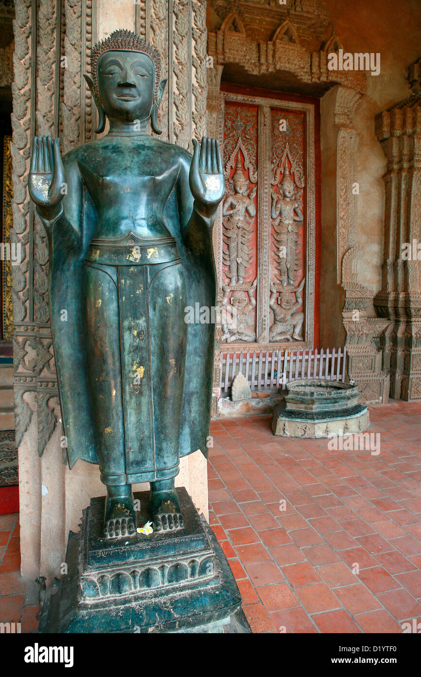 Una bella statua di bronzo di Buddha a Haw Pha Kaew in Vientiane, in Laos, in Indocina. Foto Stock