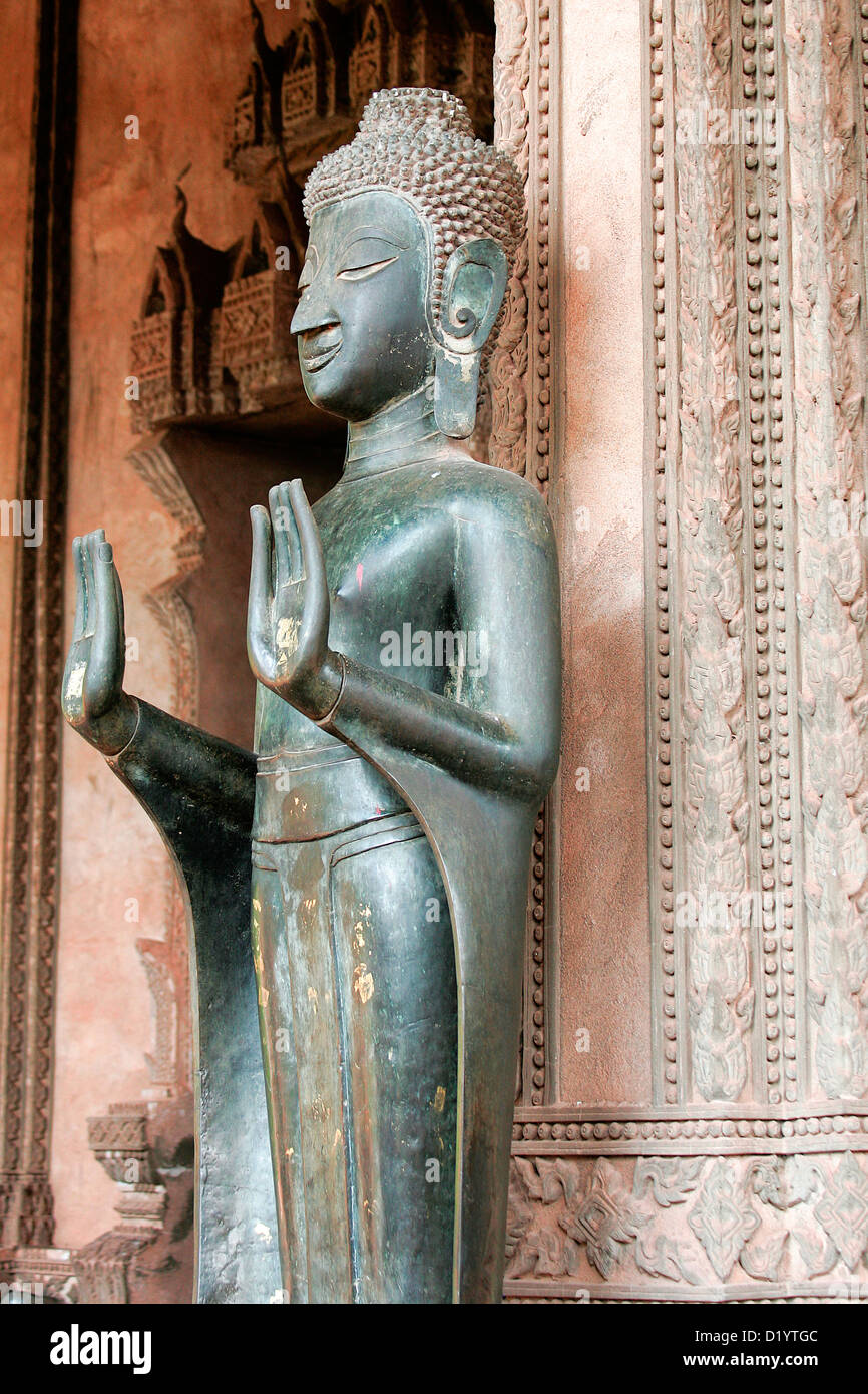 Una bella statua di bronzo di Buddha a Haw Pha Kaew in Vientiane, in Laos, in Indocina. Foto Stock