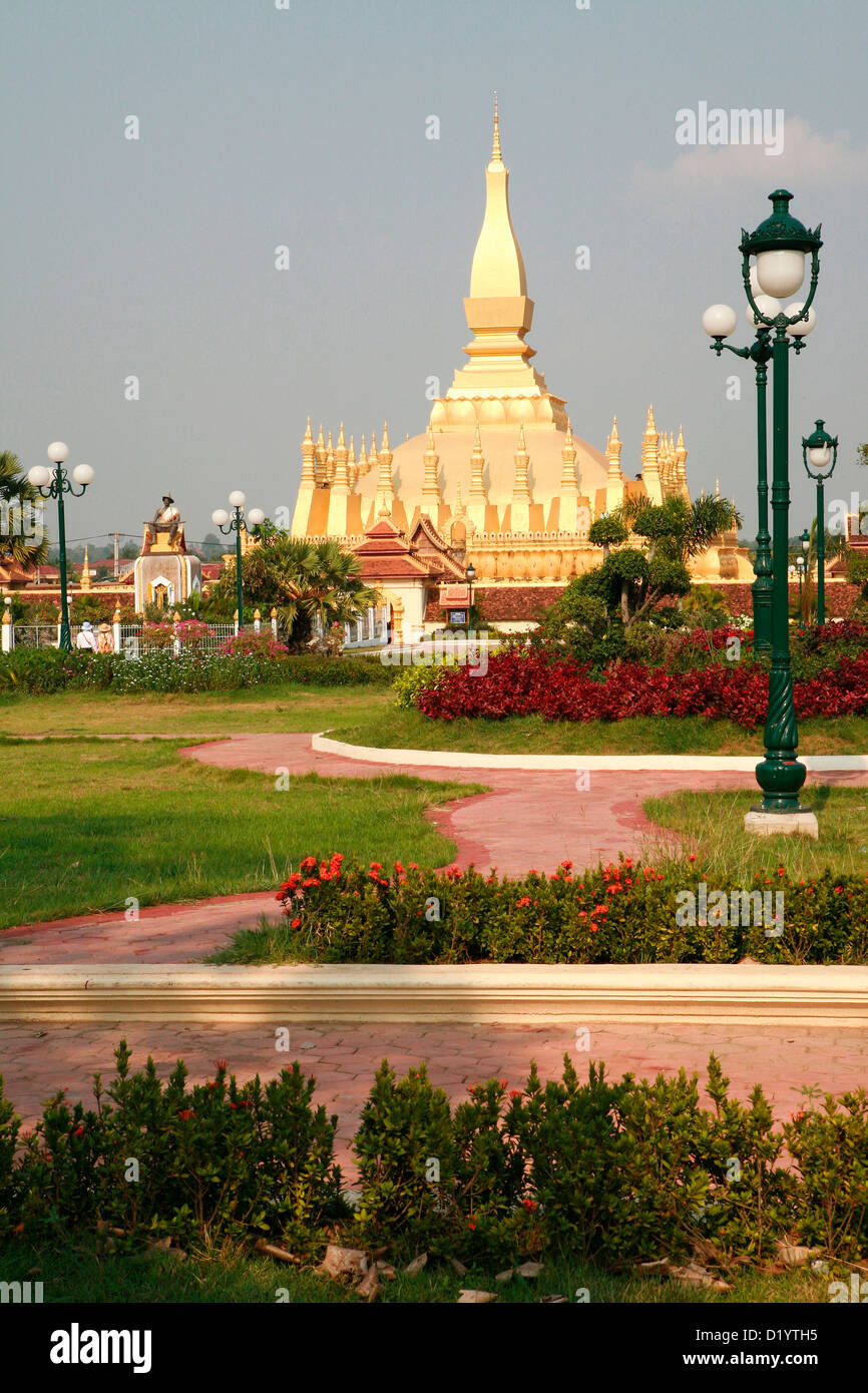 Vista del monumento nazionale, Pha That Luang, Vientiane, Laos, in Indocina. Foto Stock