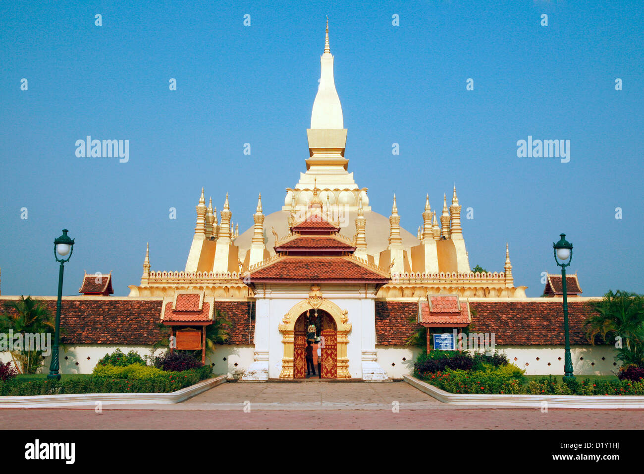 Le pareti esterne e il cancello di ingresso del Monumento Nazionale di Pha That Luang, Vientiane, Laos, in Indocina. Foto Stock