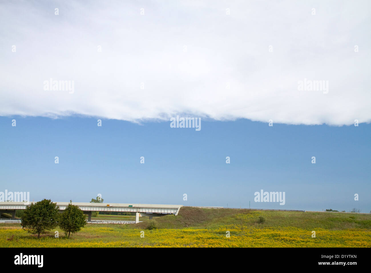 Il bordo di entrata di un fronte freddo avvicinandosi il cielo blu nel centro di Michigan, Stati Uniti d'America. Foto Stock