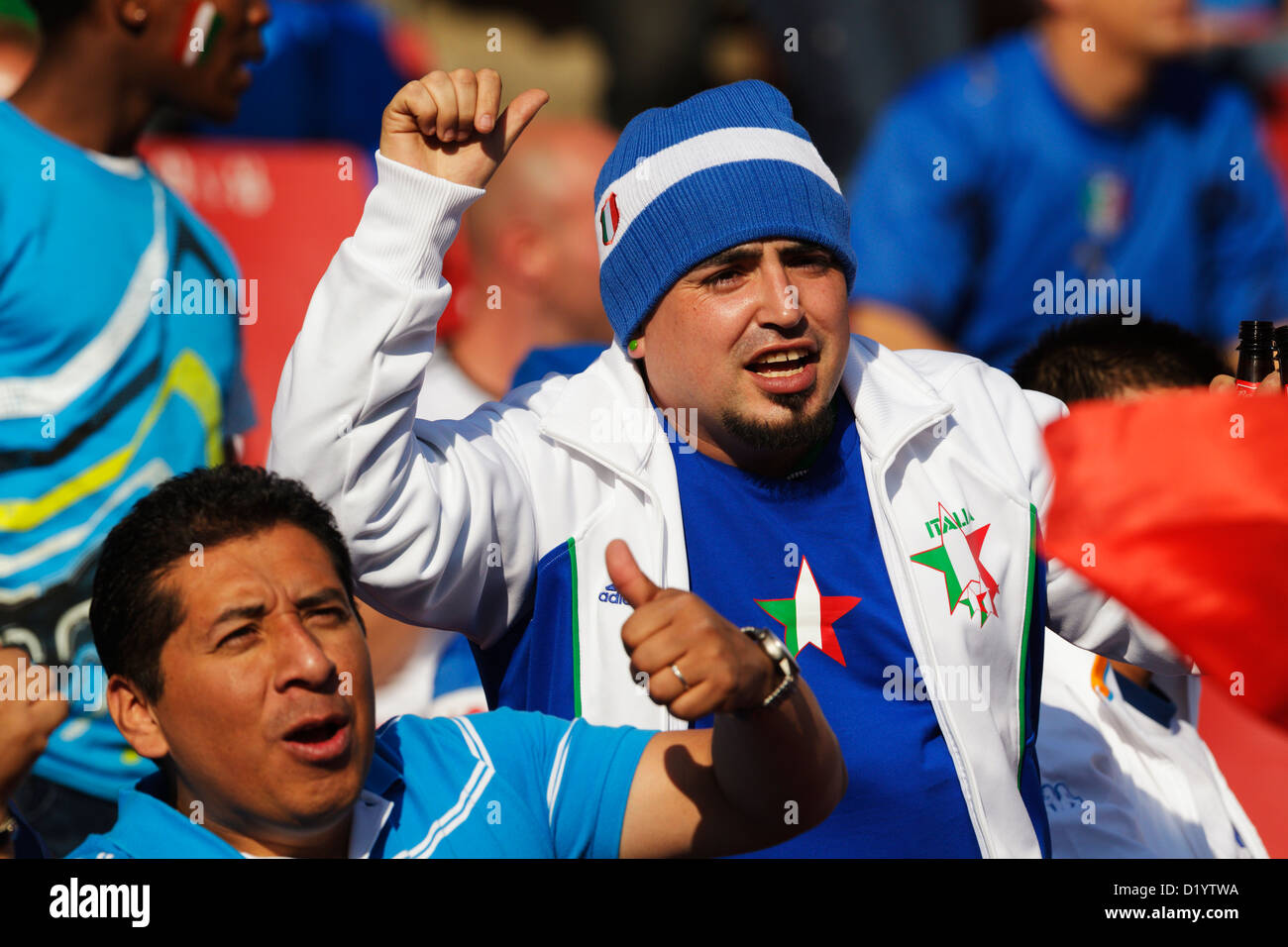 In Italia i sostenitori allietare alla Coppa del Mondo FIFA Gruppo F match tra Italia e Slovacchia ad Ellis Park Stadium il 24 giugno 2010. Foto Stock