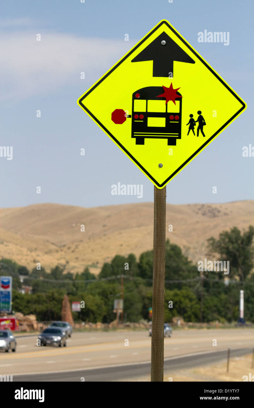 Scuola bus stop cartello stradale lungo l'autostrada 55 in Idaho, Stati Uniti d'America. Foto Stock
