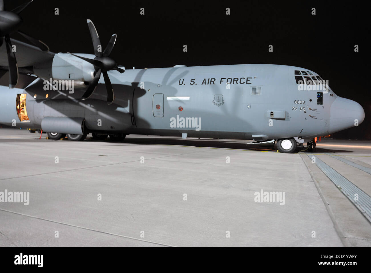 Un C-130J Super Hercules si prepara per la consegna di merci sulla flightline presso la base aerea di Ramstein, in Germania, sostenendo la missione di difesa aerea della NATO per la Turchia il 9 gennaio 2013. Foto Stock