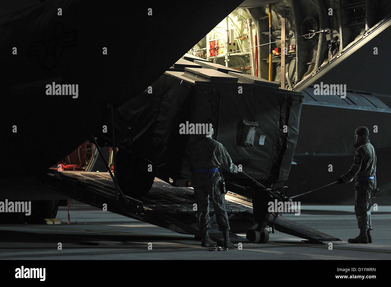 I membri del 86th Aircraft Maintenance Squadron e del 37th Airlift Squadron assistono nel carico su un aereo C-130J Super Hercules presso la Ramstein Air base, Germania, 9 gennaio 2013. Il 86th Airlift Wing fornisce supporto logistico alla coalizione guidata dalla NATO, migliorando le capacità di difesa aerea della Turchia. Foto Stock