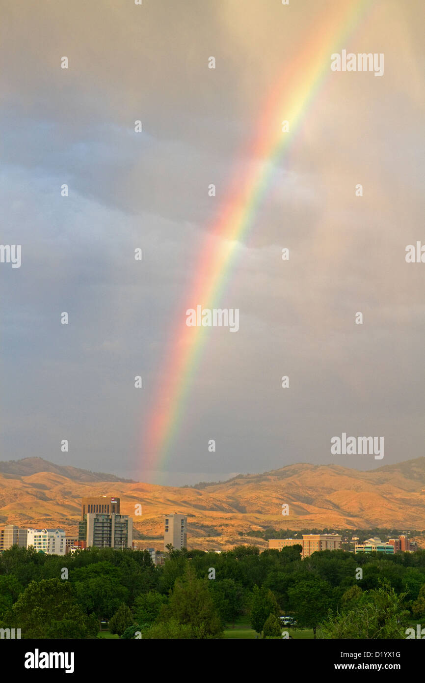 Rainbow sopra la città di Boise, Idaho, Stati Uniti d'America. Foto Stock