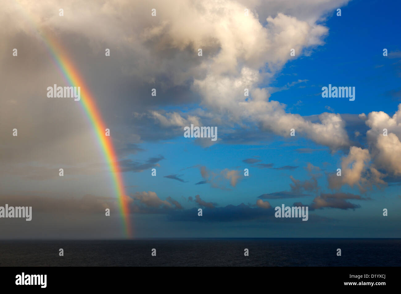 Arcobaleno nel cielo sopra l'oceano Foto Stock