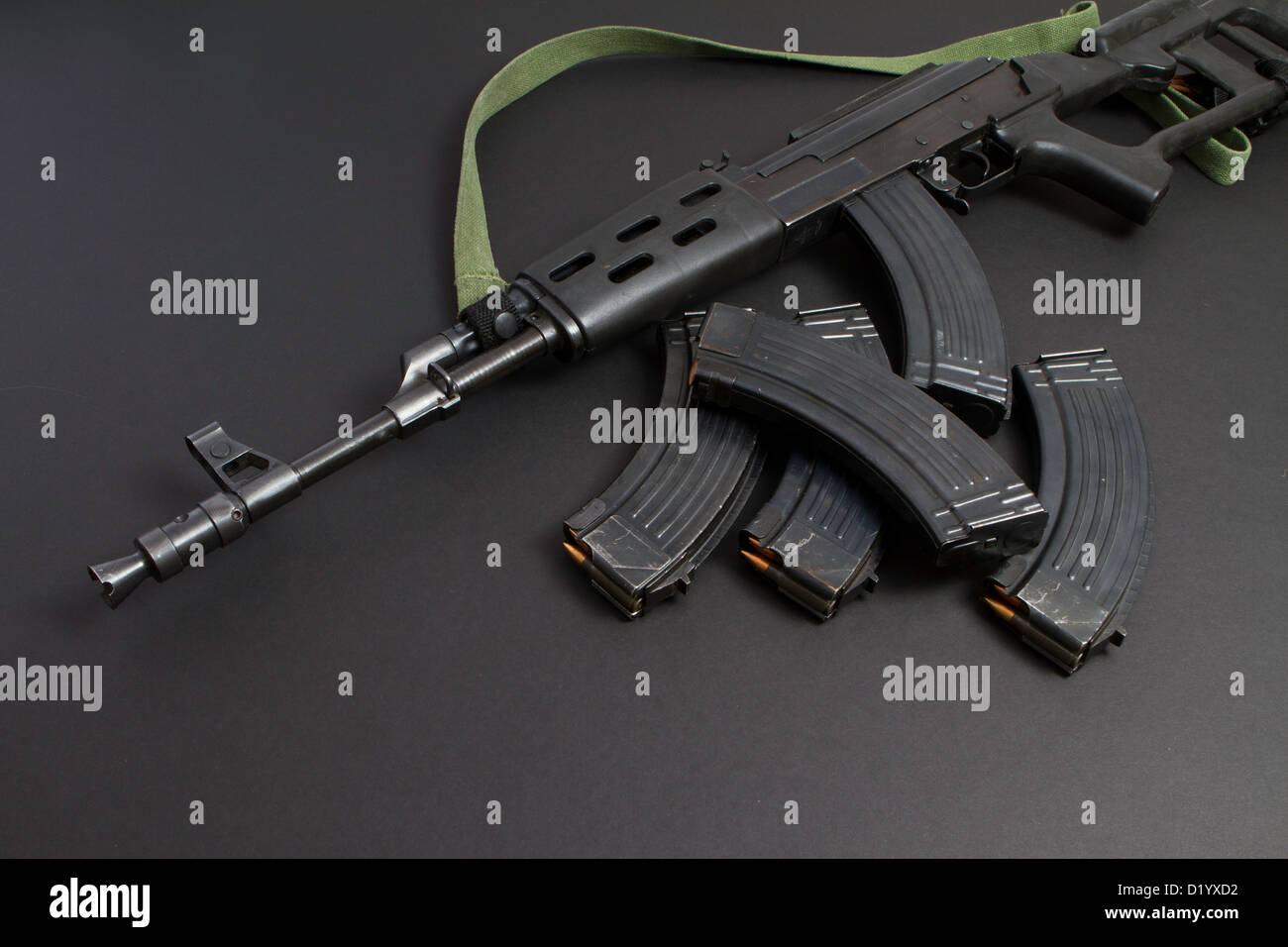 AK-47 è un selettivo-fuoco, azionate a gas 7.62×39mm fucile da assalto, sviluppato per la prima volta in URSS di Mikhail Kalashnikov. Foto Stock