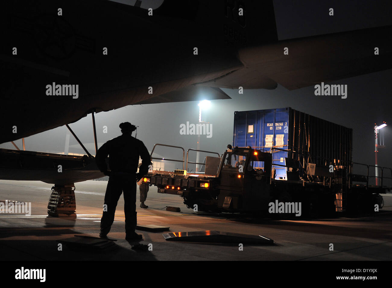 Membri del 86º Manutenzione aeromobili squadrone e la trentasettesima Airlift Squadron consentono di caricare il carico su una C-130J Super Hercules sul flightline a Ramstein Air Base, Germania, Gennaio 9, 2013. La 86Airlift Wing fornisce il supporto per il led della NATO coalizione che potenzierà la Turchia aria le capacità di difesa e di contribuire alla de-escalation della crisi lungo il confine. (U.S. Air Force foto/Airman 1. Classe Holly Cook) Foto Stock