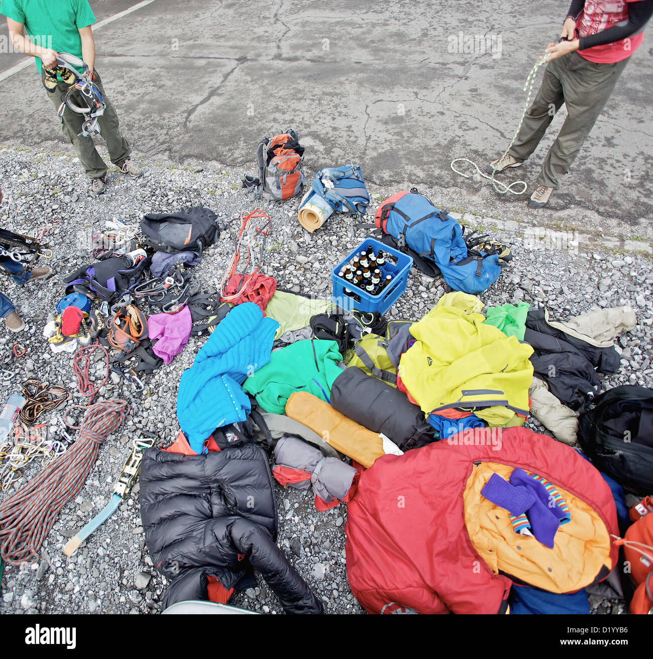 Gli alpinisti di controllare le loro attrezzature, Schilthorn, Oberland bernese, il Cantone di Berna, Svizzera Foto Stock