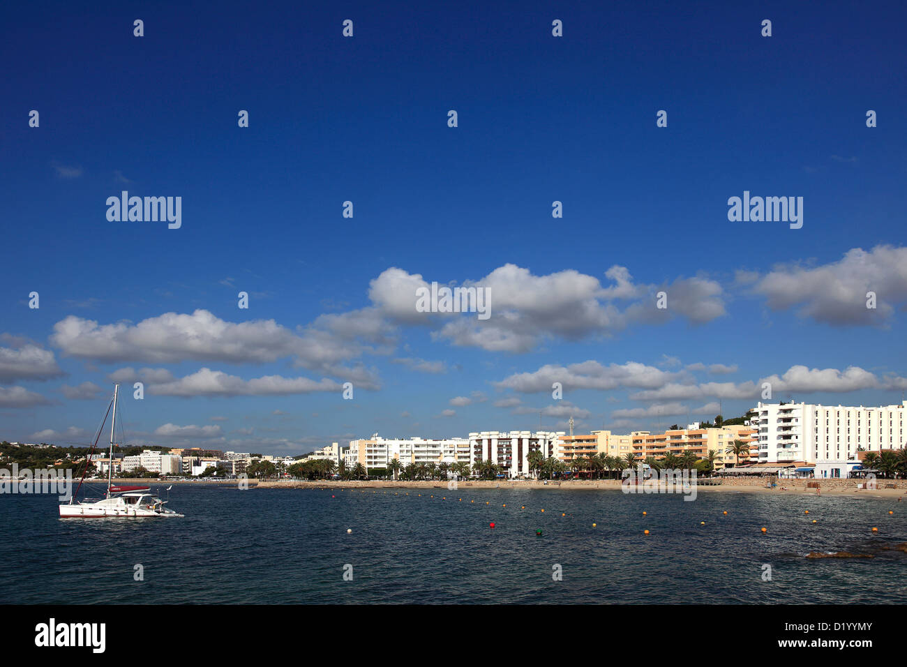 La spiaggia e la baia di Santa Eulalia resort, Isola di Ibiza, Isole Baleari, Spagna, Europa Foto Stock