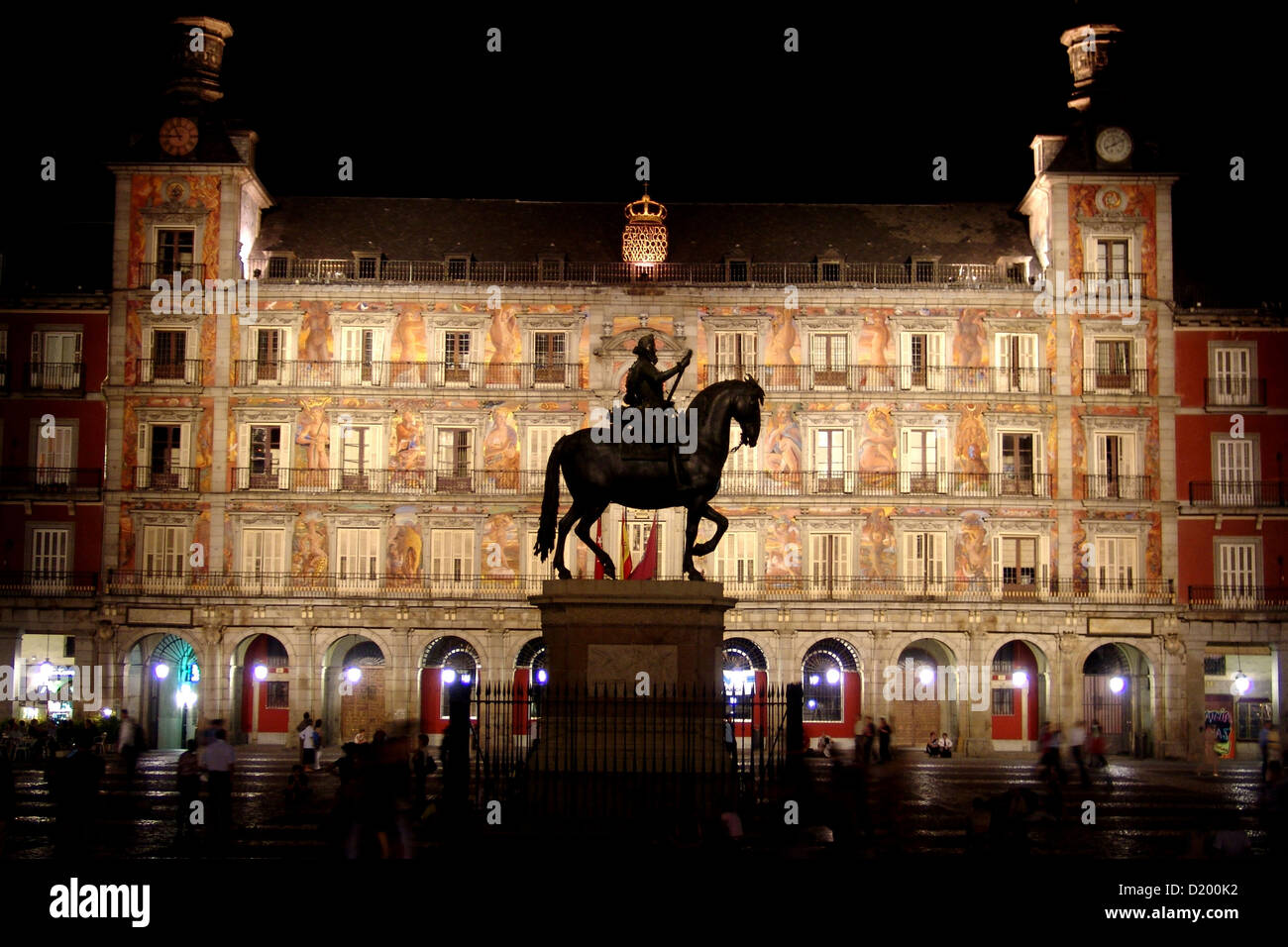 Monumento equestre a Plaza Major di notte, Madrid, Spagna, Europa Foto Stock