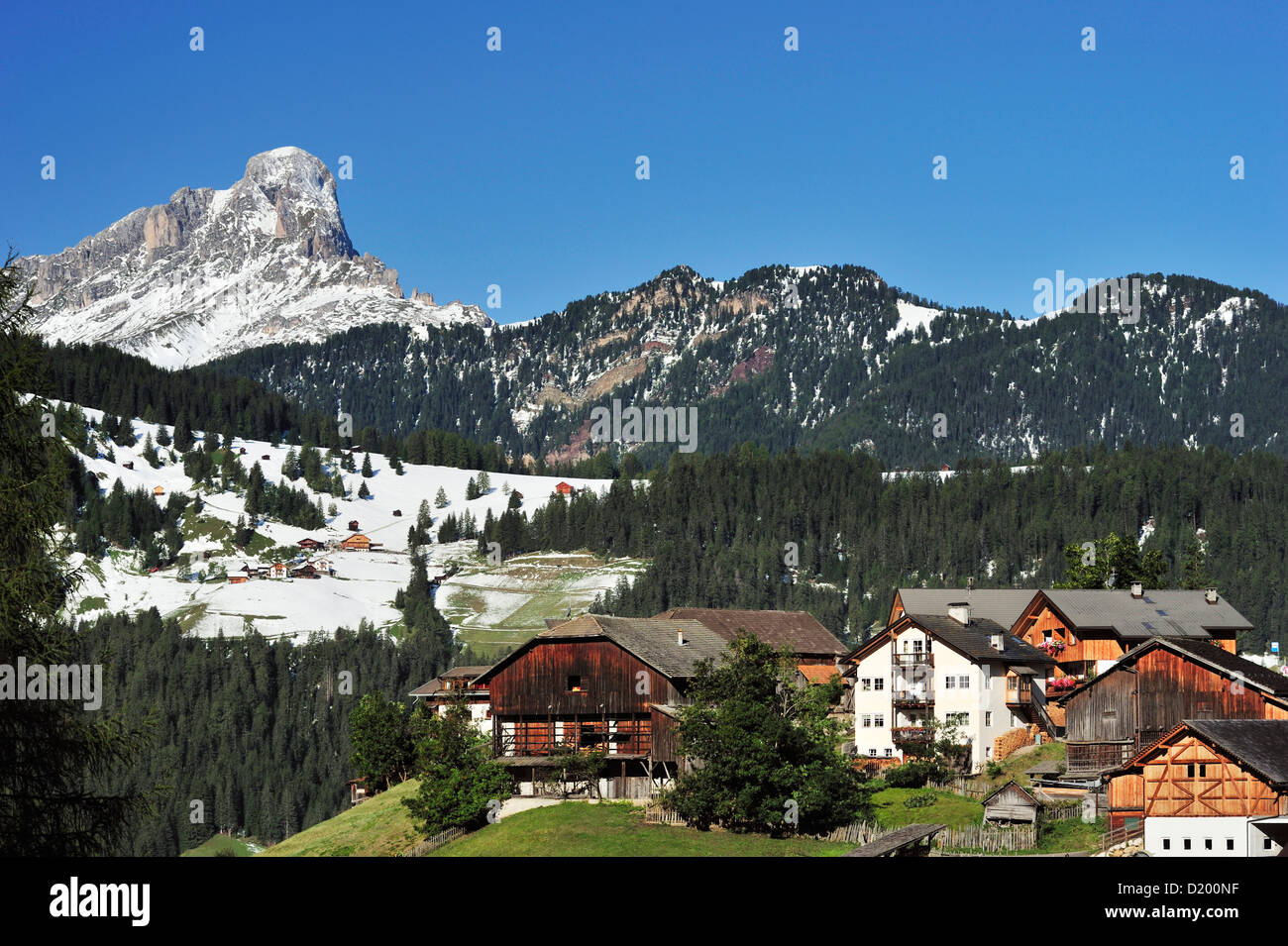 Agriturismi sotto il Sass de Putia, Val Badia, Dolomiti, Patrimonio Mondiale dell Unesco, Alto Adige, Italia Foto Stock