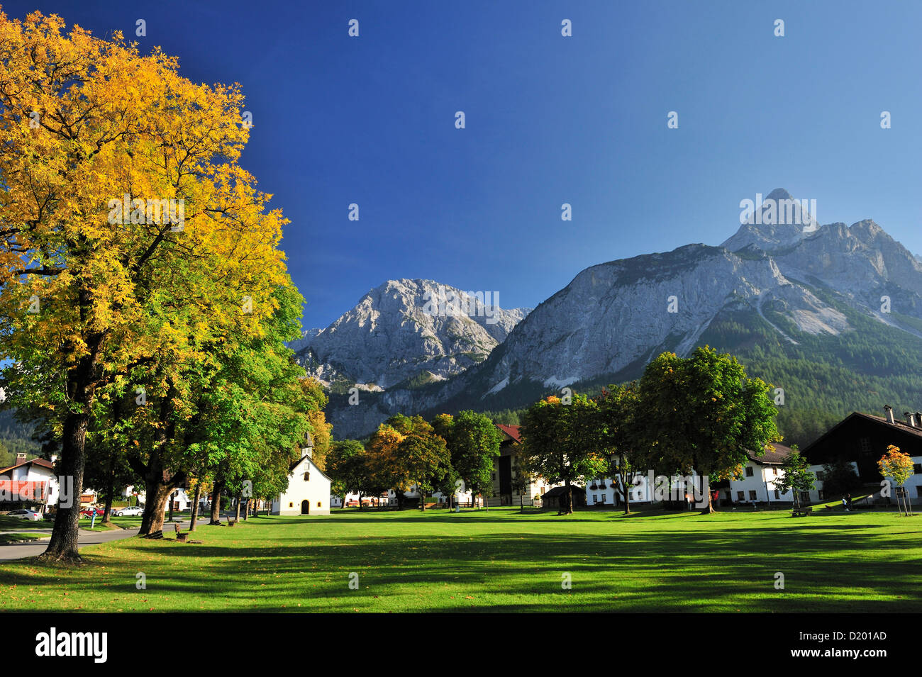 Ehrwald con Ehrwalder Sonnenspitze, Mieminger Mountain Range, Tirolo, Austria Foto Stock