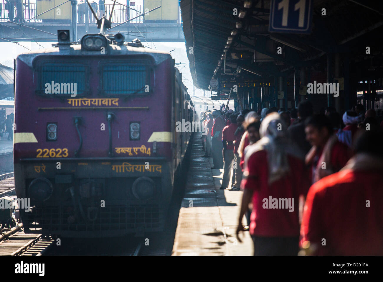 I portieri e un treno in arrivo alla Stazione Ferroviaria di New Delhi, New Delhi, India Foto Stock