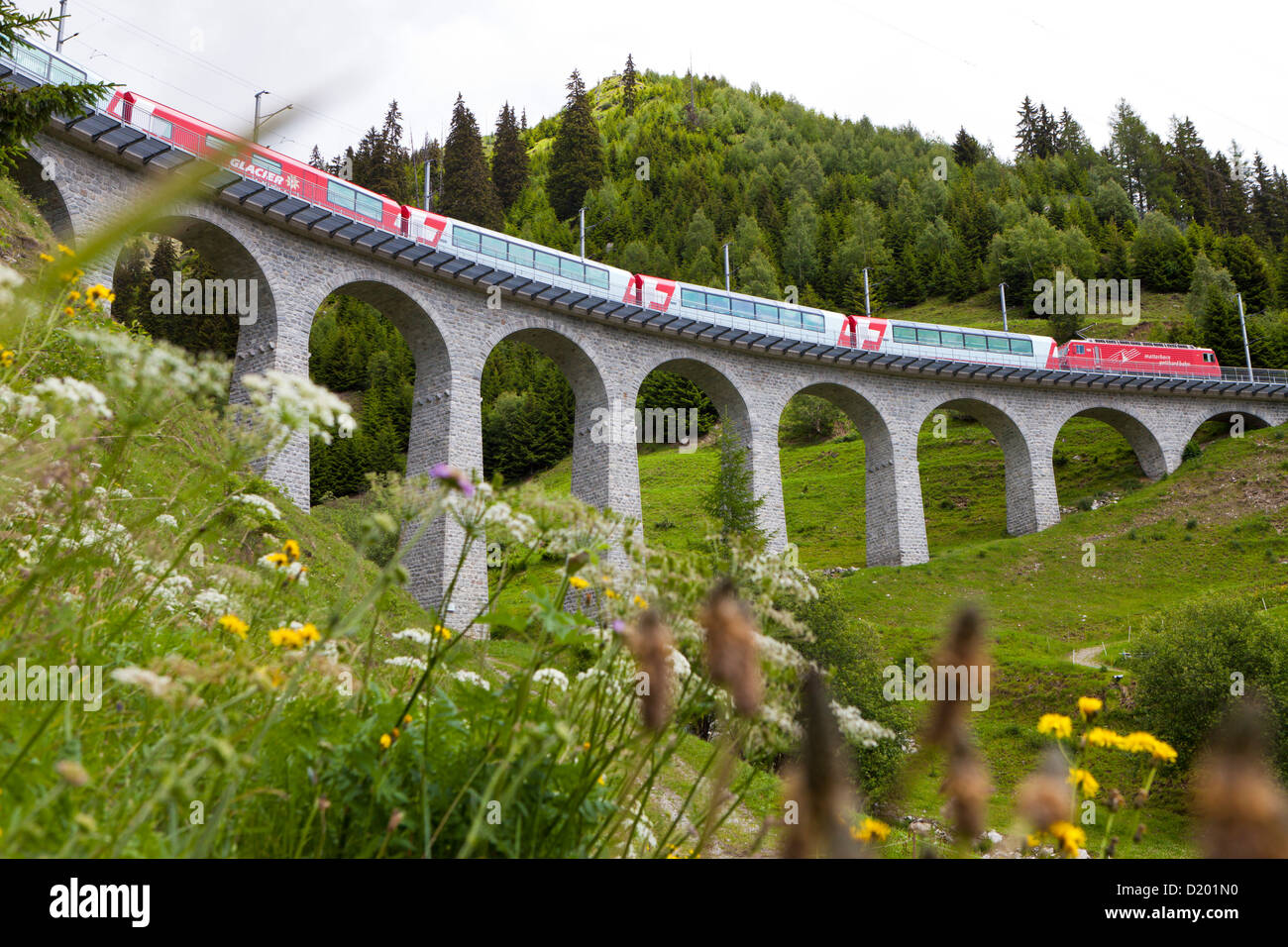 Treno Glacier Express, attraversando il viadotto Bugnei nella Surselva, dei Grigioni, Svizzera Foto Stock