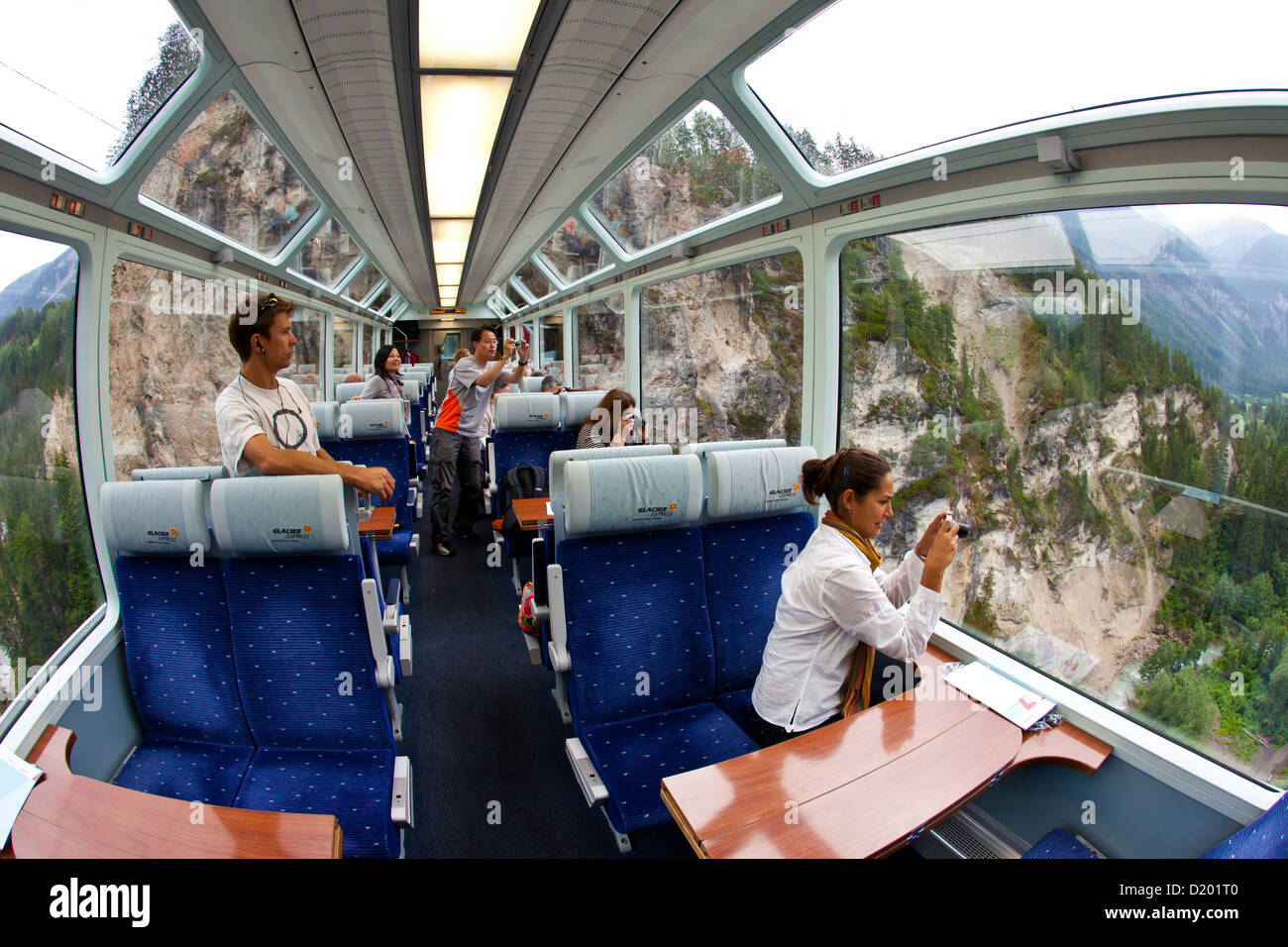 Vista interna di un carro panoramiche del Glacier Express, Svizzera Foto Stock