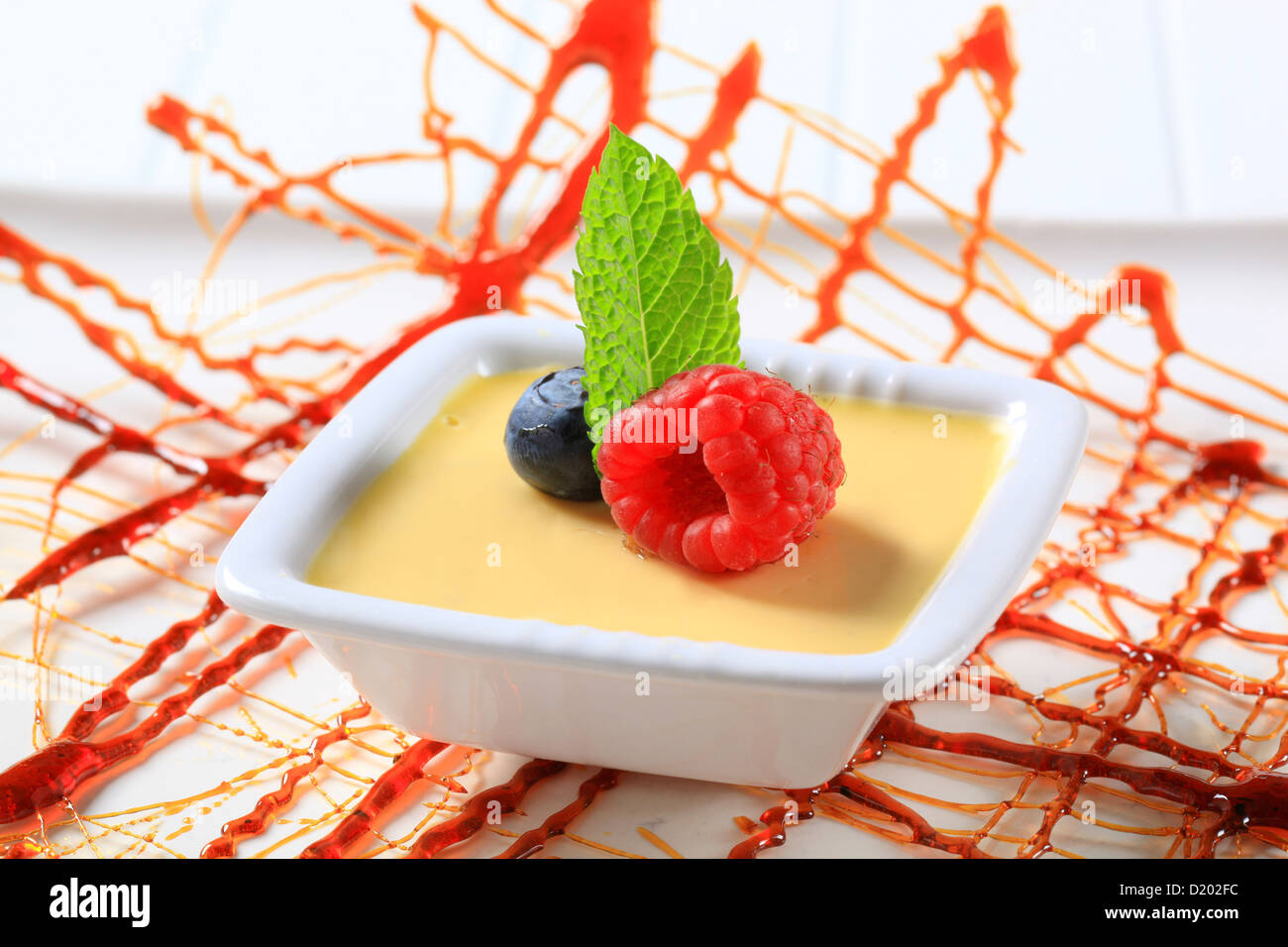Piccolo piatto di crema alla vaniglia guarnita con frutta Foto Stock
