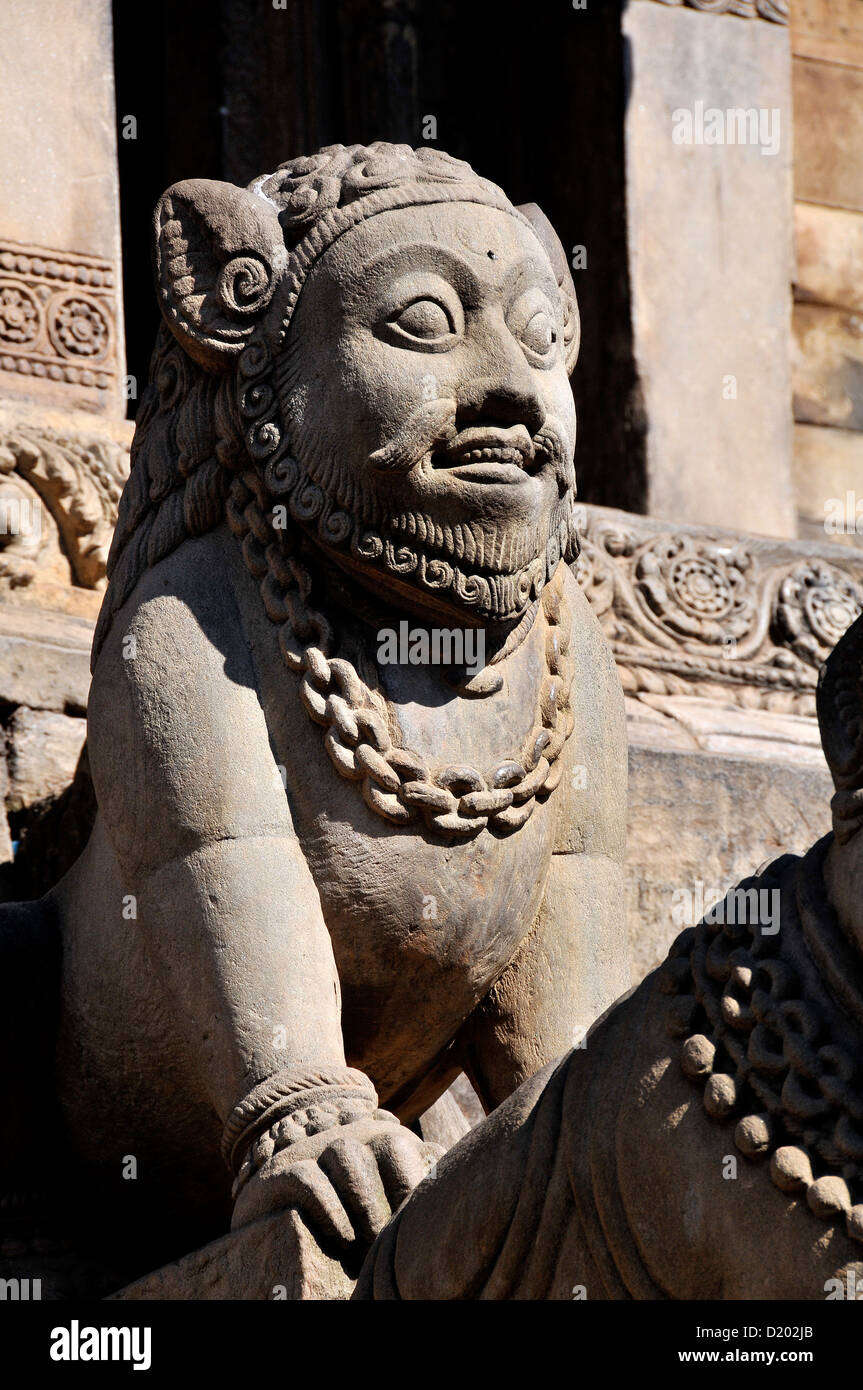 Statua di Pietra del Tempio di guardia il quadrato di Durbar Bhaktapur Nepal Foto Stock