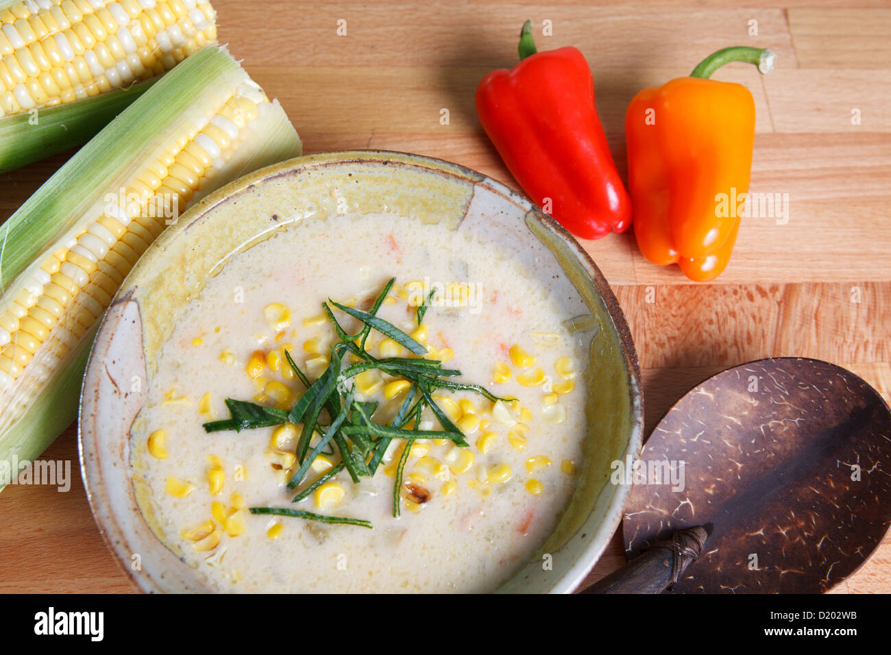 Stile Southwestern Corn chowder zuppa guarnita con tutta le pannocchie e colorati peperoni Foto Stock