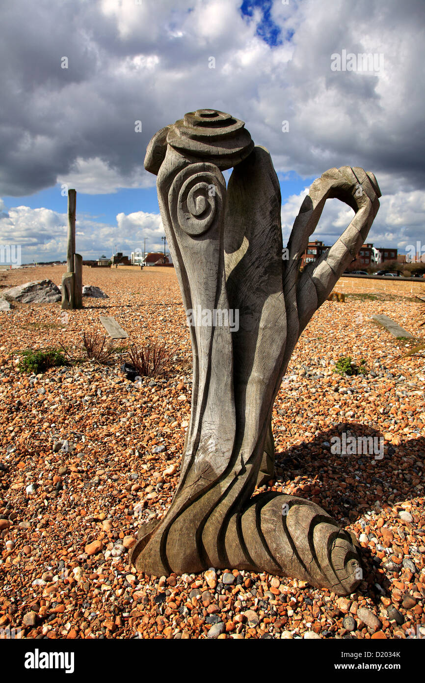 Un pezzo di driftwood scultura sulla spiaggia presso la località balneare di Worthing West Sussex, in Inghilterra, Regno Unito Foto Stock