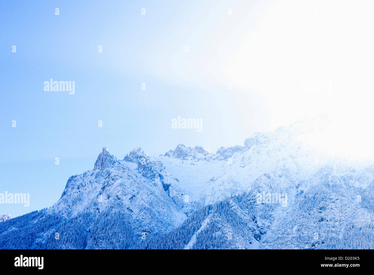 Coperta di neve montagna e picco a sunrise sopra il Westliche Karwendelspitze, Karwendel National Park, Mittenwald, Baviera, Ger Foto Stock