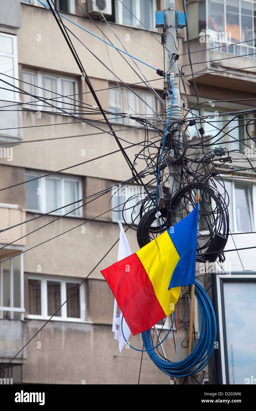Bucarest, Romania, bandiera rumena e grovigli di cavi Foto Stock