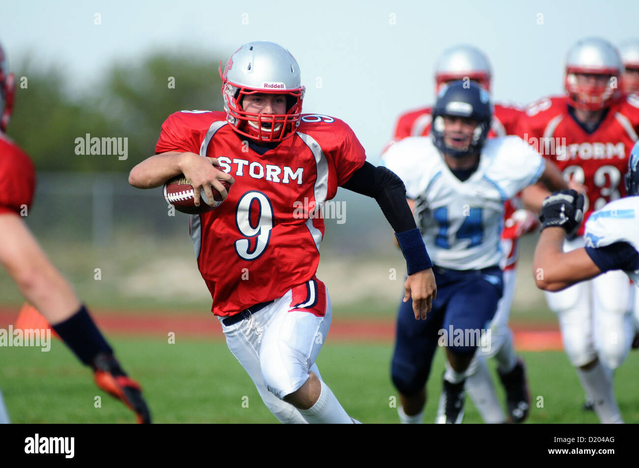 Football quarterback codifica per yardage durante una scuola di gioco. Stati Uniti d'America. Foto Stock
