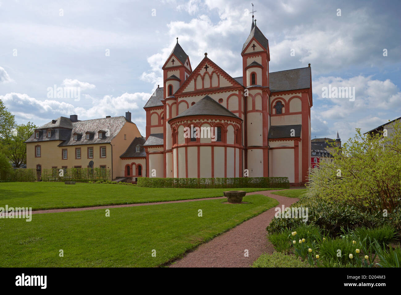 La chiesa di San Pietro con giardino sotto il cielo velato, Merzig, Saarland, Germania, Europa Foto Stock