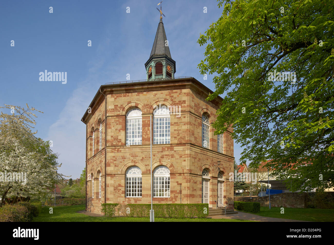 Vista della chiesa protestante in Bischmisheim, Saarland, Germania, Europa Foto Stock
