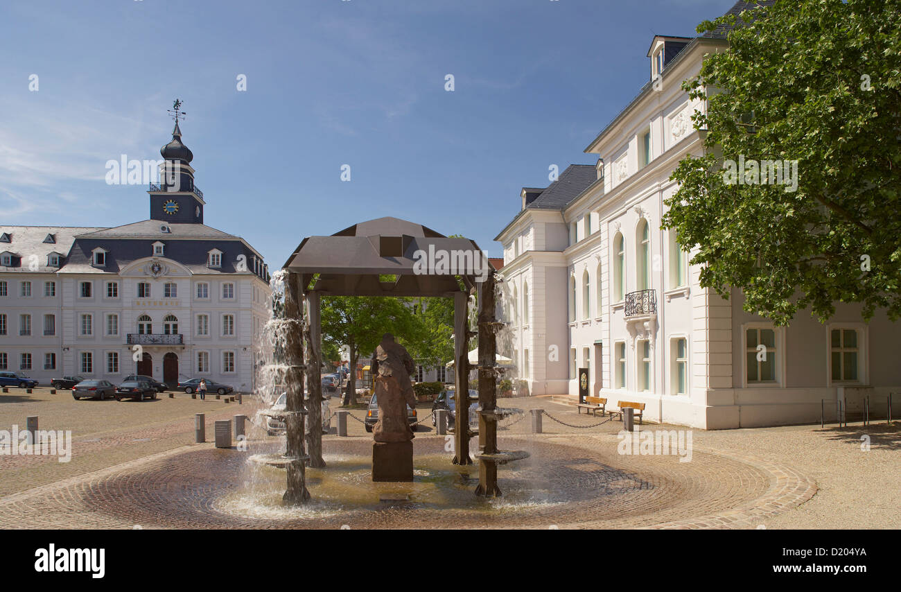 Il vecchio municipio e la fontana con la statua di piazza del castello di Saarbruecken, Saarland, Germania, Europa Foto Stock