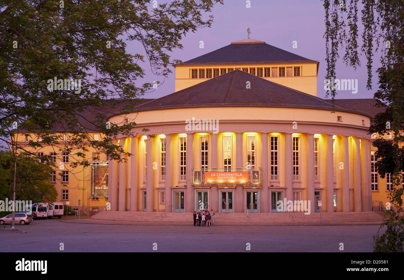 Teatro illuminata di sera, Staatstheater di Saarbruecken, Saarland, Germania, Europa Foto Stock
