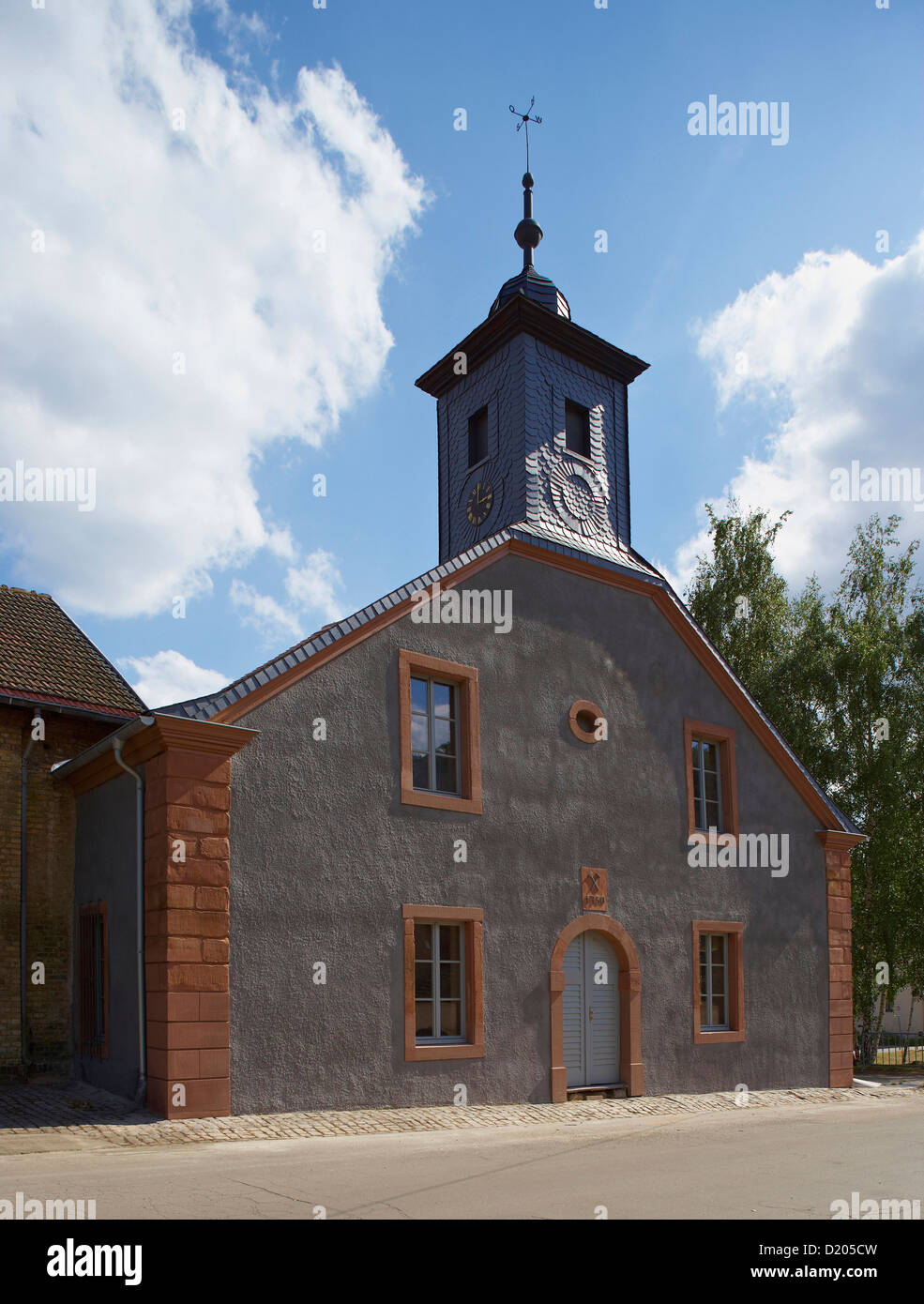 Alte Schmelz, antiche fonderie, chiesa dal 1750 nella luce del sole, St. Ingbert, Saarland, Germania, Europa Foto Stock