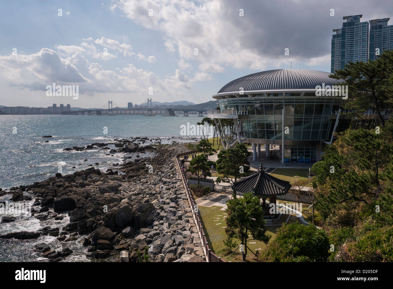 Nurimaru APEC House e Ponte Guangan nella distanza, Busan, Corea del Sud Foto Stock