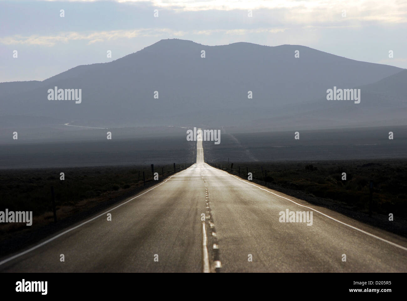 Stati Uniti Autostrada 50 nella grande regione del bacino del Nevada. Foto Stock