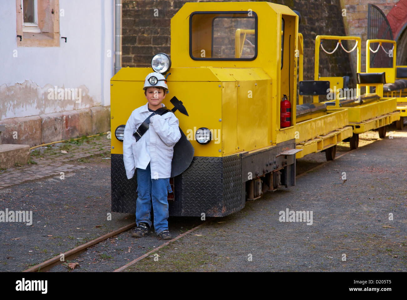 Bambino di fronte al Rischbachstollen, ex miniera di carbone che è aperto al pubblico, St. Ingbert, Saarland, Germania, Europa Foto Stock