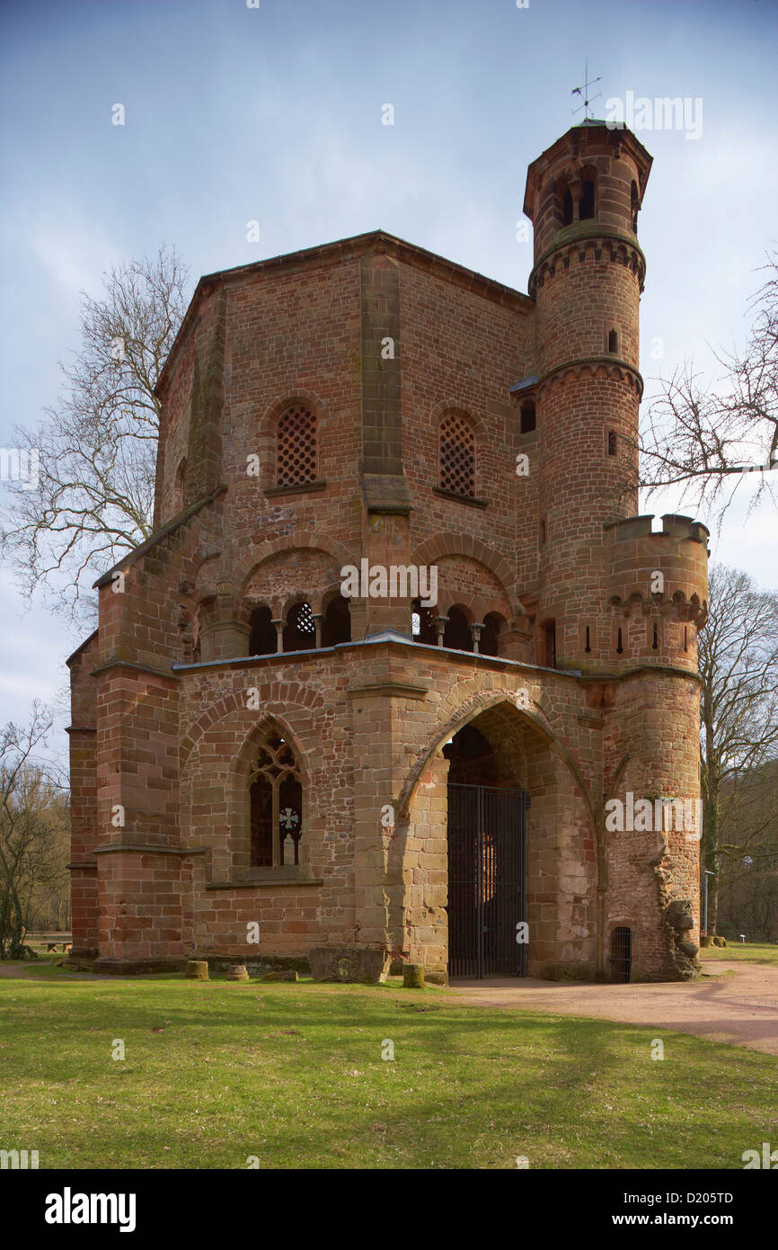 Vecchia Torre nel parco della vecchia abbazia, centro avventura Villeroy & Boch, Mettlach, Saarland, Germania, Europa Foto Stock