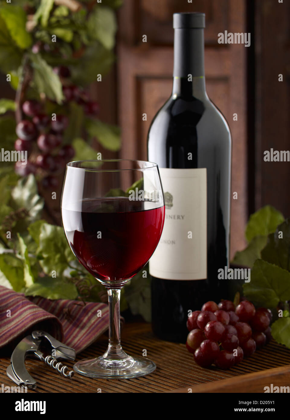 Bicchiere di vino rosso con la bottiglia Foto Stock