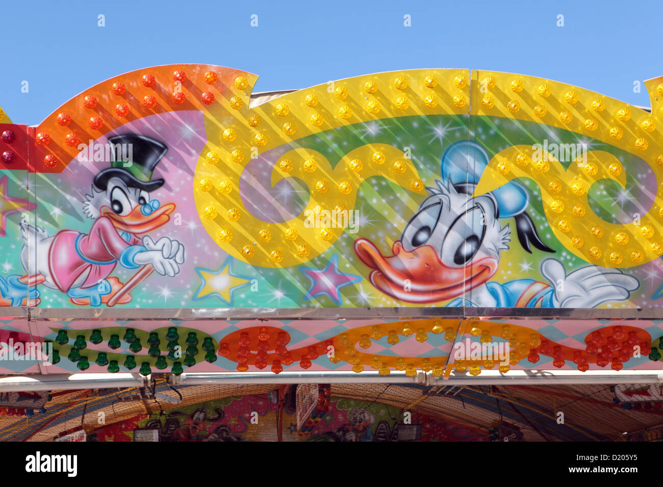Scrooge McDuck e Donald Duck, immagini dipinte sul lato della fiera ride, Puerto de la Cruz, Tenerife, Isole Canarie Foto Stock