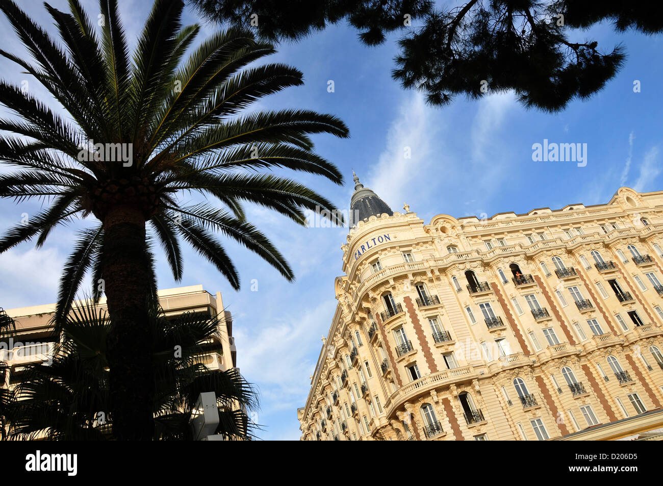Vista della facciata del Carlton Hotel, Cannes, Cote d'Azur, in Francia del Sud, Europa Foto Stock