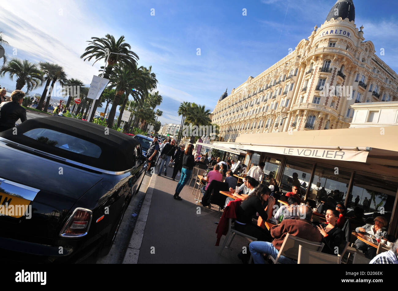 La gente nelle caffetterie sulla Croisette, Cannes, Cote d'Azur, in Francia del Sud, Europa Foto Stock