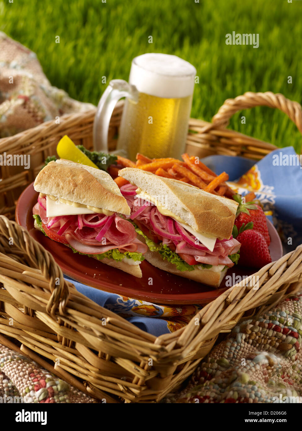 Italian sub sandwich in una impostazione di picnic Foto Stock