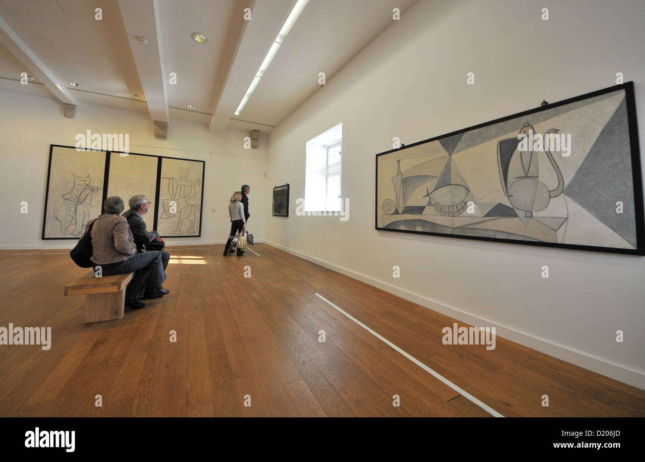 Persone che guardano i dipinti nel Museo di Picasso, Antibes, Cote d'Azur, in Francia del Sud, Europa Foto Stock