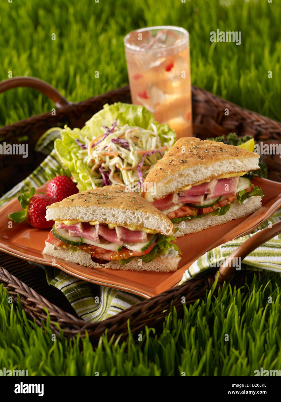 Ahi sandwich in una impostazione di picnic Foto Stock